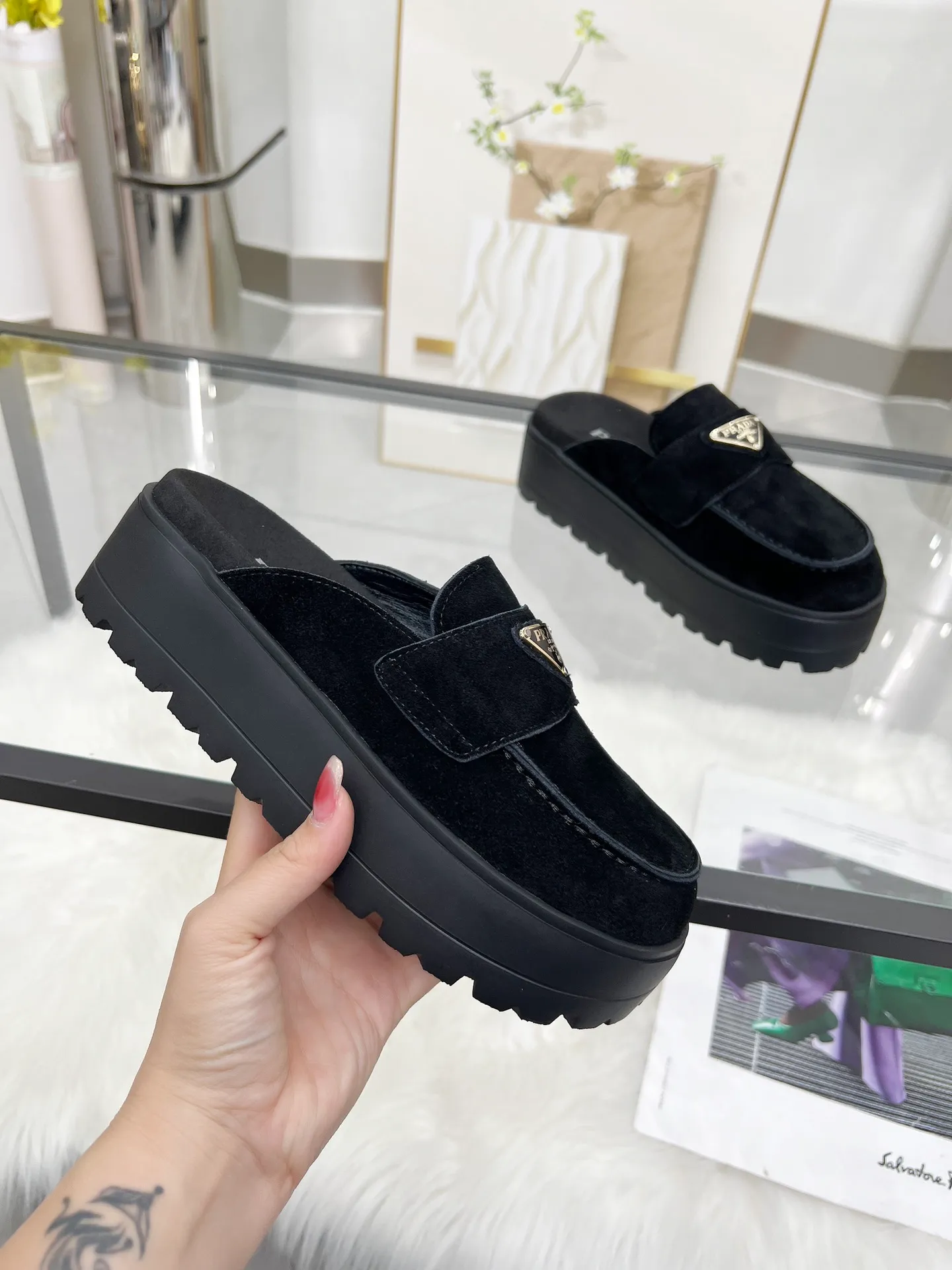 👟👟Ex-factory price 520👟👟 🌸Prada 2025 spring and summer new slippers 💫Velcro sandals The latest catwalk style, classic upgrades, both comfort and fashion. Each color combination looks good, and the design matches different style needs ✅Upper: original customized cowhide ✅Inner: original customized sheepskin lining, cowhide feet ✅Outsole: original molded anti-slip outsole ✅Number of codes: 35-40 (41 customized, non-refundable and non-exchangeable)